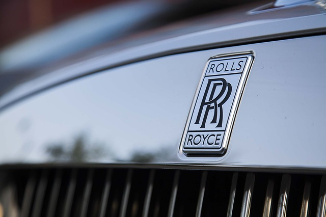 A Rolls Royce badge